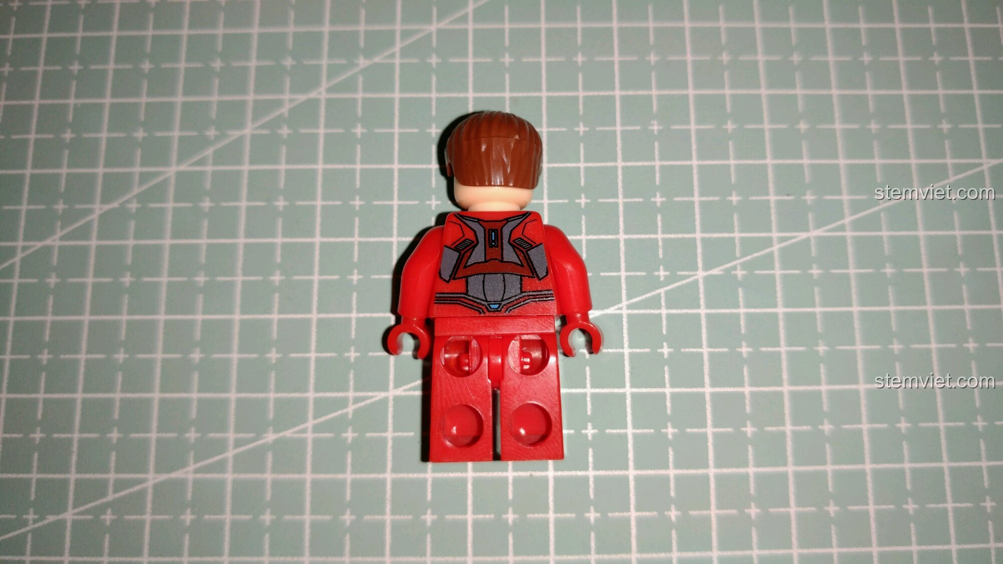 Mặt sau của minifigure Iron Man trong bộ lắp ráp Mô hình Iron Man Hulkbuster MK16 cho con trai 6 tuổi.