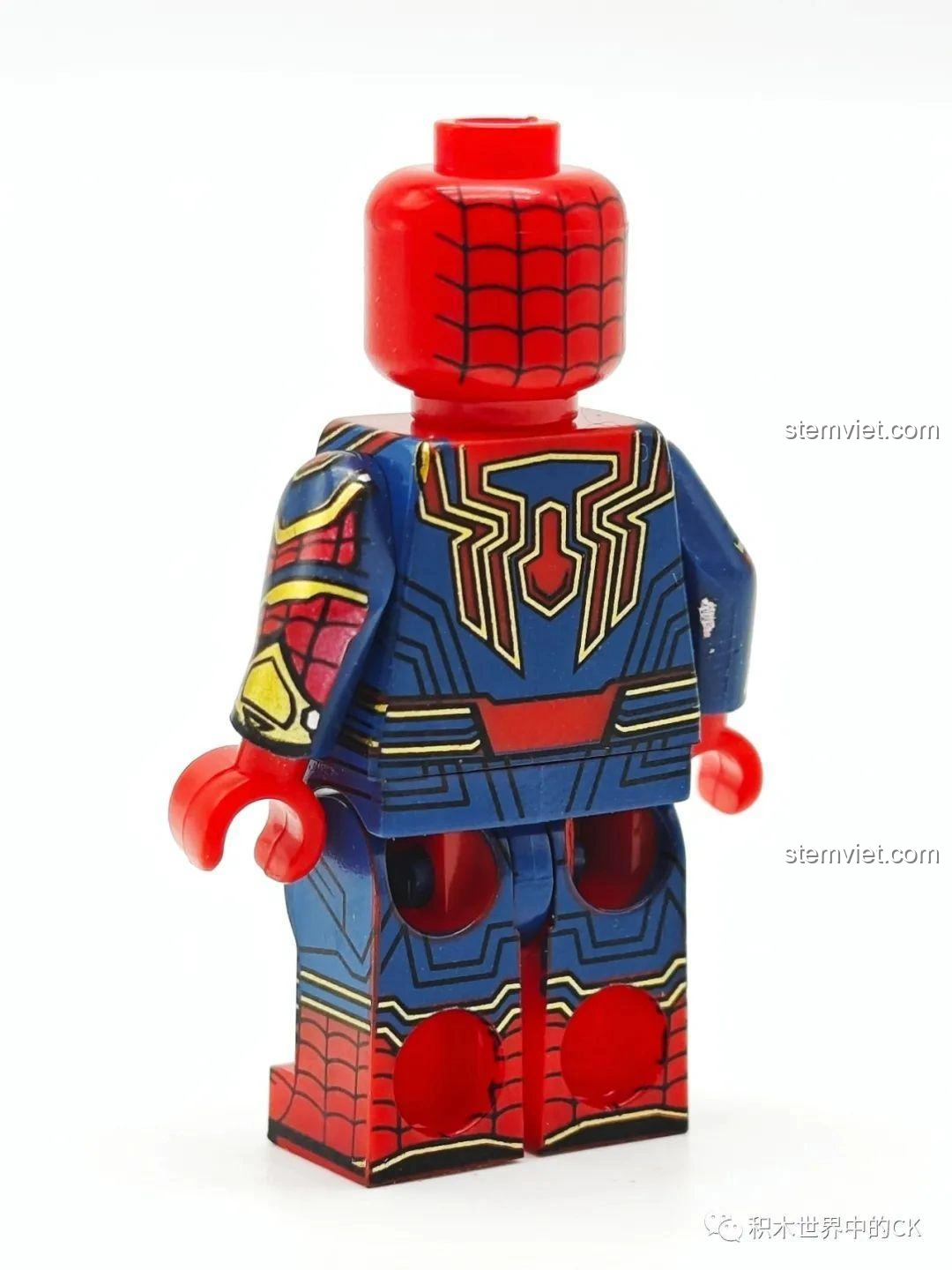 Mặt sau minifigure Iron Spider-Man KORUIT KT1069, thể hiện chi tiết in logo nhện vàng.