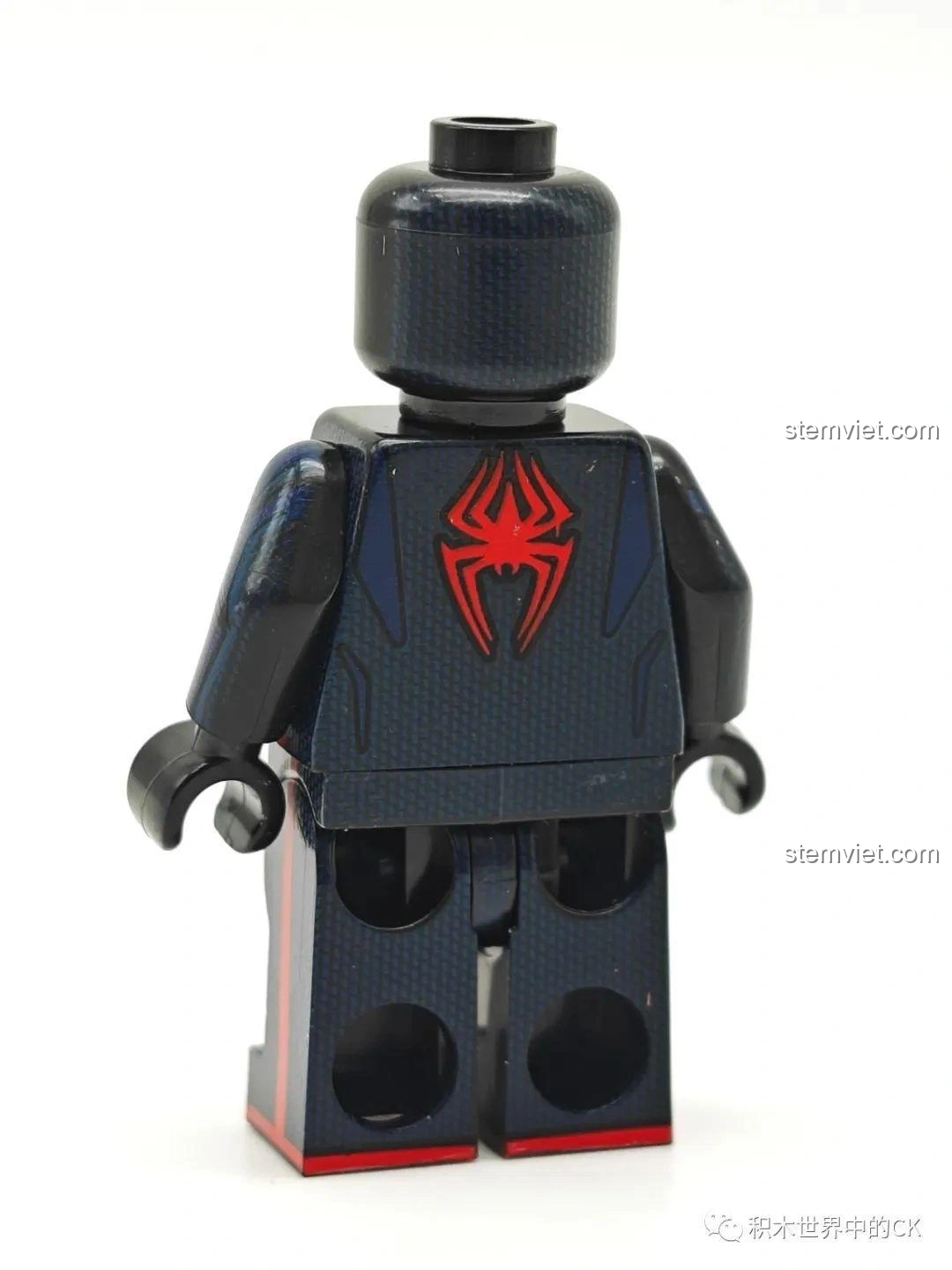 Mặt sau minifigure Miles Morales KORUIT KT1069, thể hiện chi tiết in logo nhện đỏ.