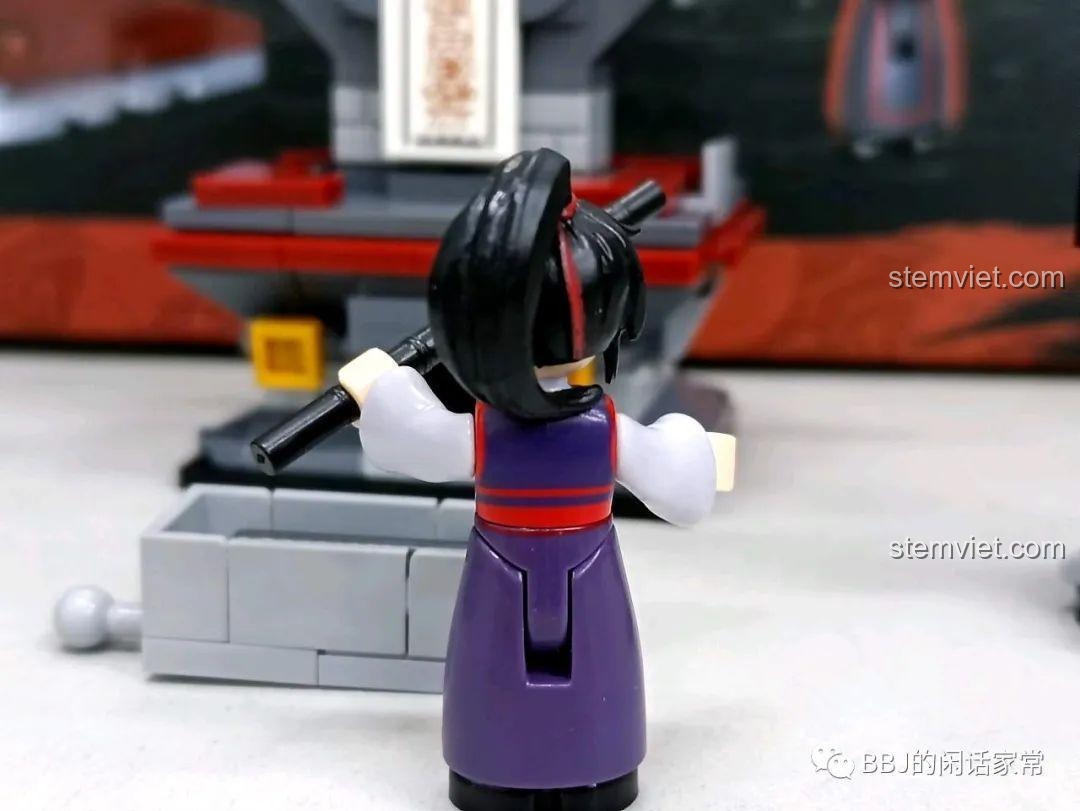 Mặt sau của minifigure Ngụy Vô Tiện, cho thấy chi tiết kiểu tóc đuôi ngựa.