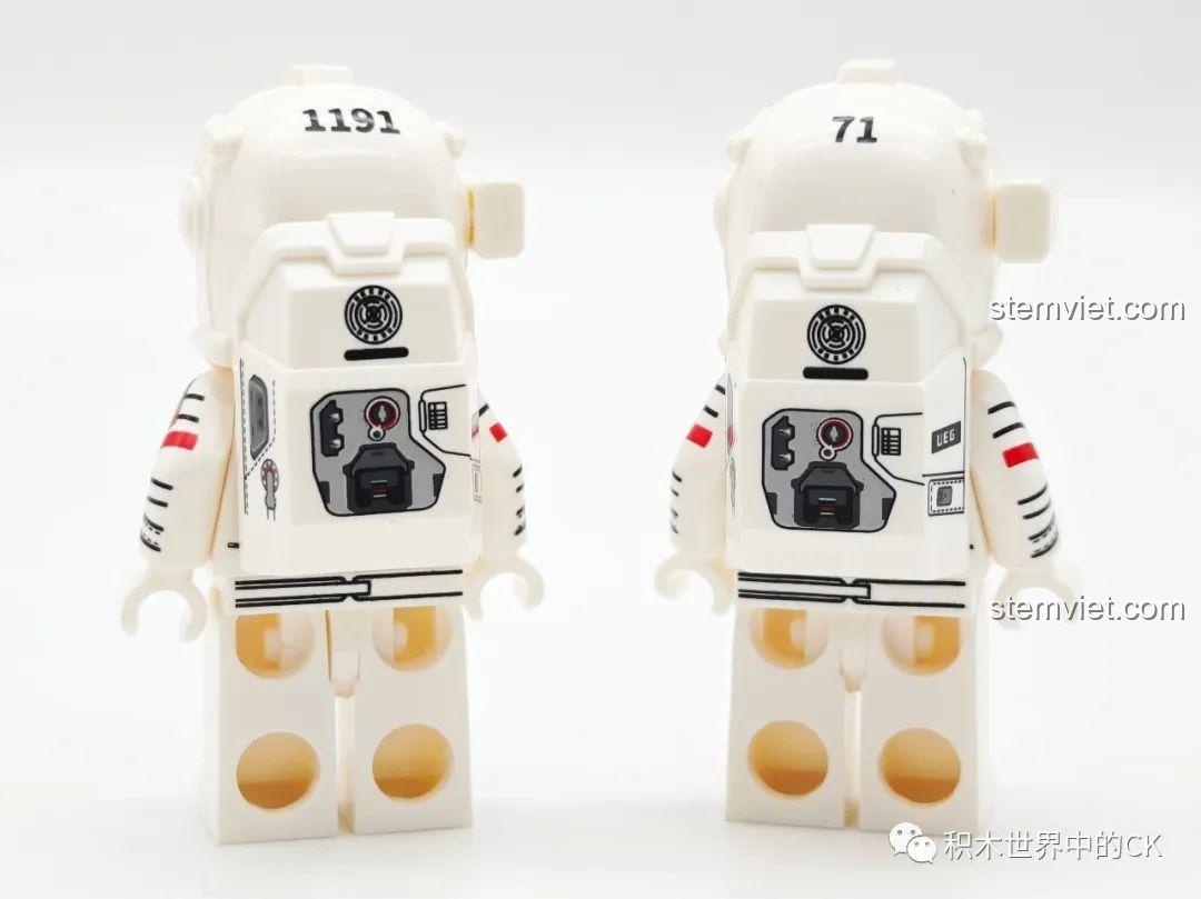 Mặt sau của hai minifigure phi hành gia trong bộ lắp ráp Figure Phi hành gia, với các chi tiết in trên lưng và mũ bảo hiểm.