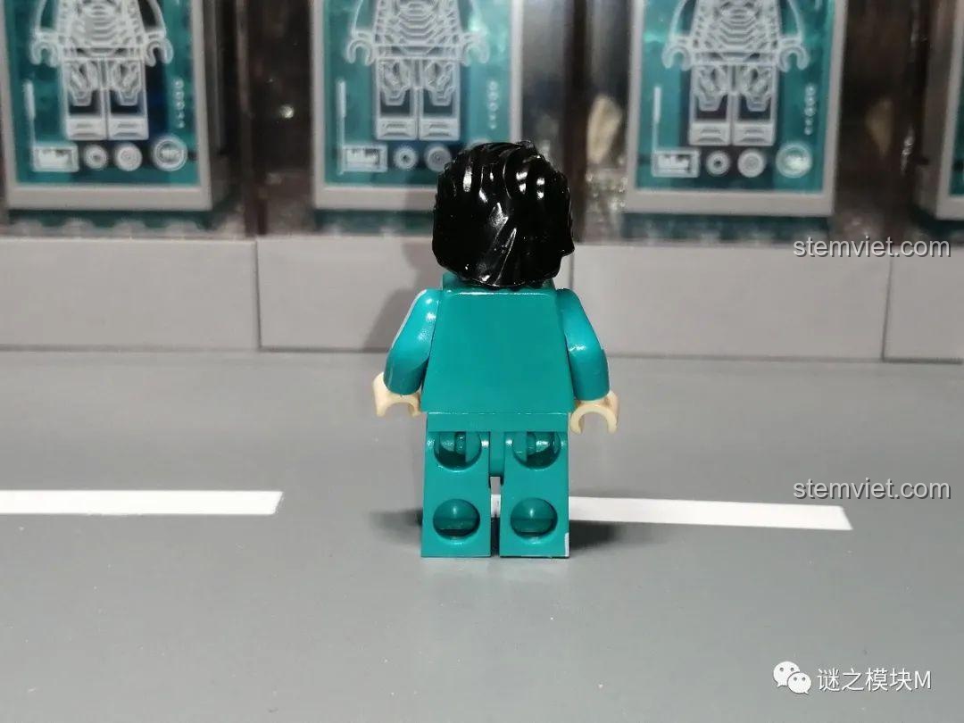 Mặt sau của minifigure Seong Gi-hun trong bộ Renzaima 101 cho thấy không có chi tiết in nào.