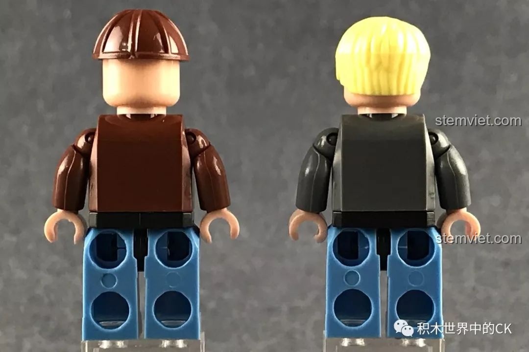 Mặt sau của hai nhân vật minifigure trong bộ đồ chơi xếp hình Xe Jeep màu vàng XB03024, cho thấy chi tiết in ấn.