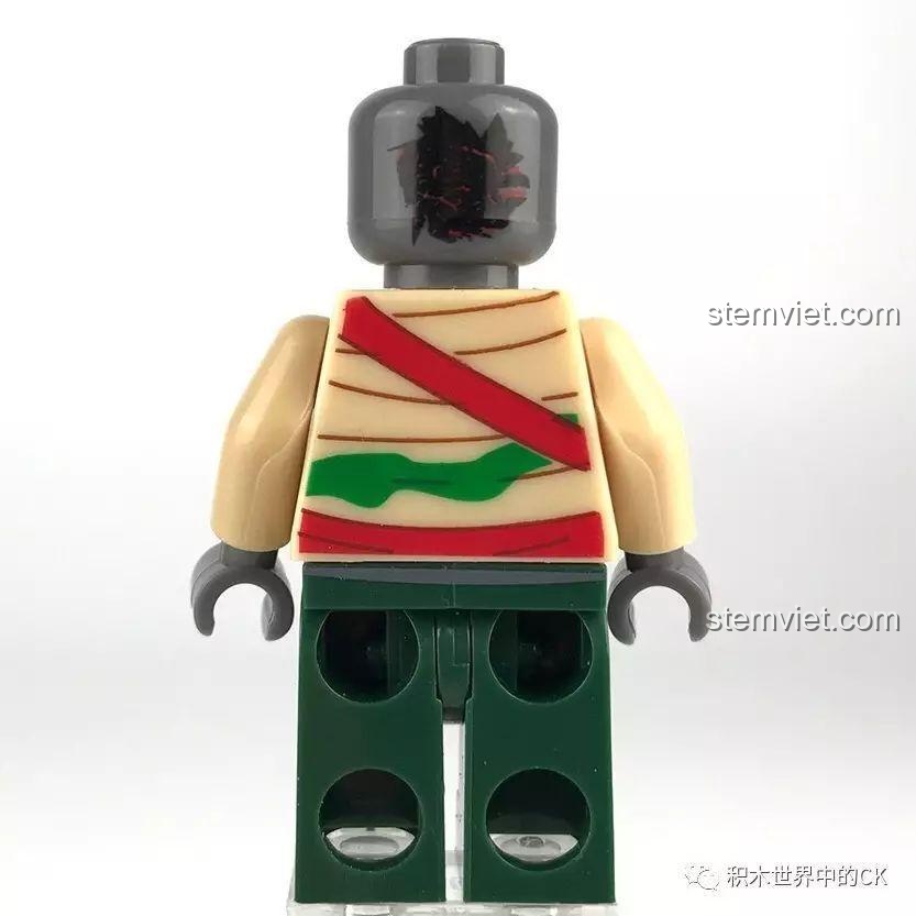 Mặt sau của minifigure Zombie cơ bản, cho thấy một vài lỗi in nhỏ trên đầu.