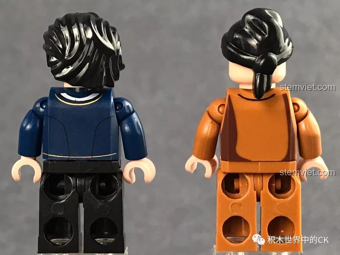Mặt sau của hai minifigure khán giả nam, cho thấy chi tiết tóc và trang phục được thiết kế tỉ mỉ.