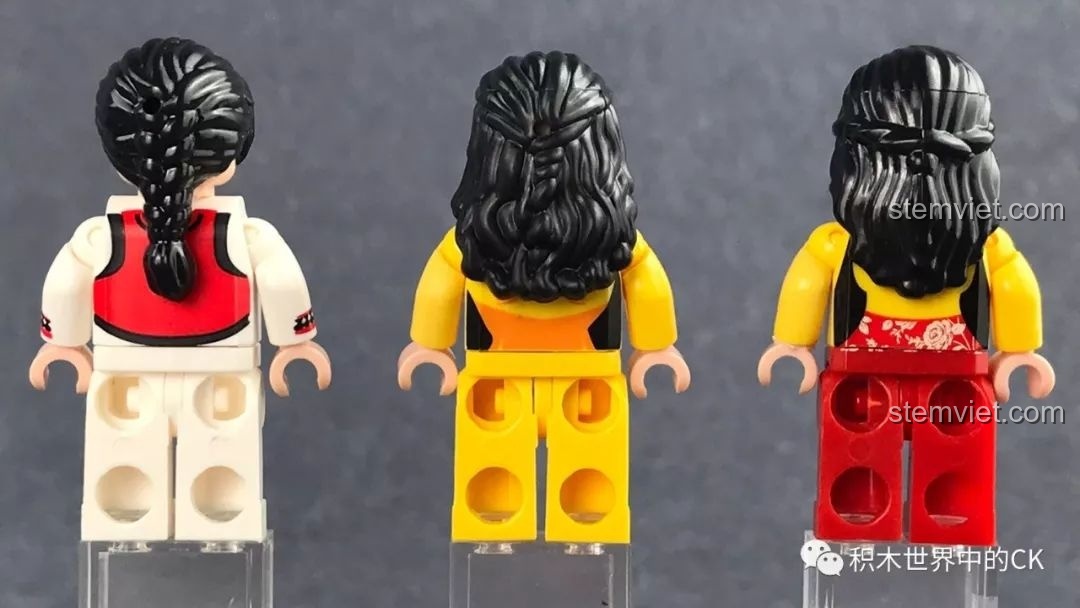 Mặt sau của ba minifigure nữ, khoe các kiểu tóc được tết và búi cầu kỳ, chi tiết.