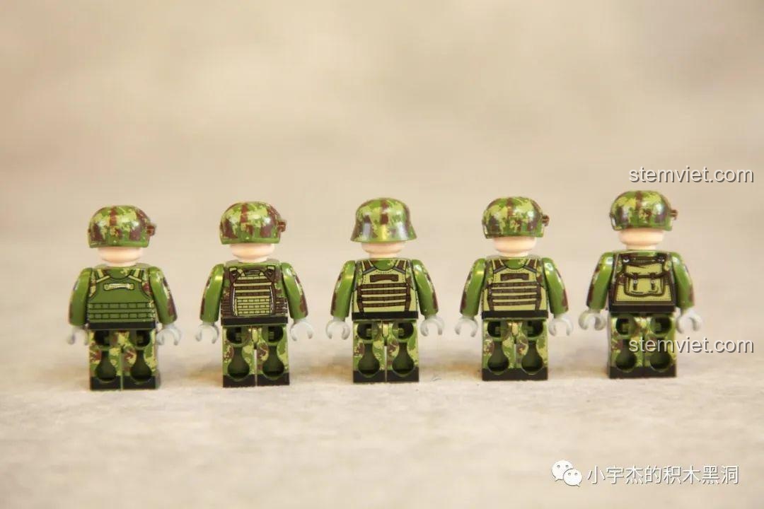 Mặt sau của các minifigures lính tăng Panlos Brick 688001 được in chi tiết, thể hiện chất lượng cao.