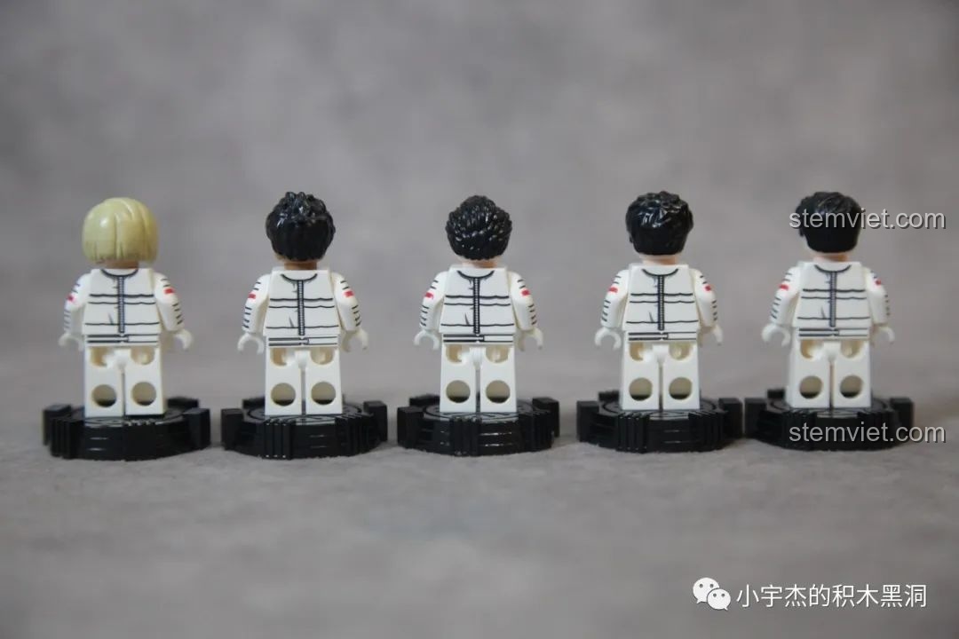 Mặt sau của 5 minifigures phi hành gia, cho thấy chi tiết in ấn sắc nét trên bộ đồ.