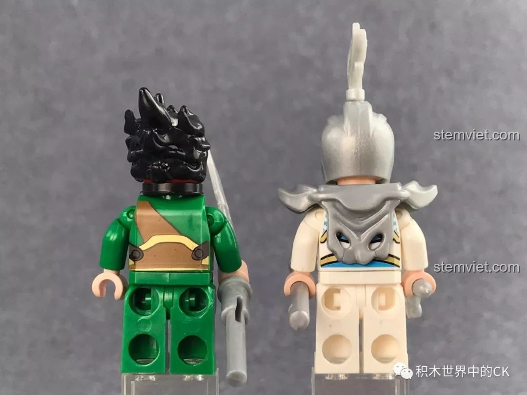 Mặt sau của hai minifigure võ tướng, cho thấy chi tiết in ấn chất lượng cao trên trang phục.