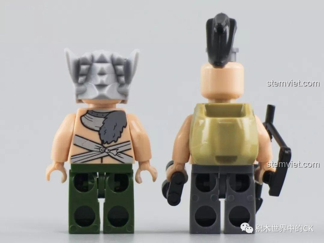 Mặt sau của hai minifigure trong bộ Winner 8056, cho thấy các chi tiết in và phụ kiện giáp.
