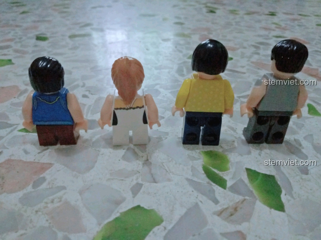 Mặt sau của bốn minifigure trong bộ lắp ráp Xingbao XB08003 cho thấy chi tiết in ấn chất lượng cao.