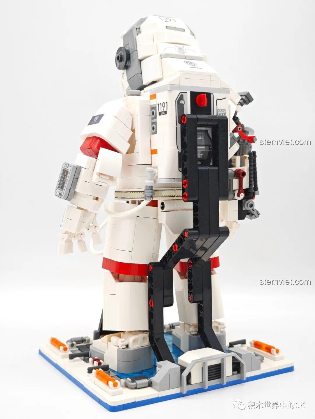 Mặt sau của bộ lắp ráp Astronaut The Wandering Earth 2 107103, cho thấy chi tiết balo và hệ thống hỗ trợ sự sống.