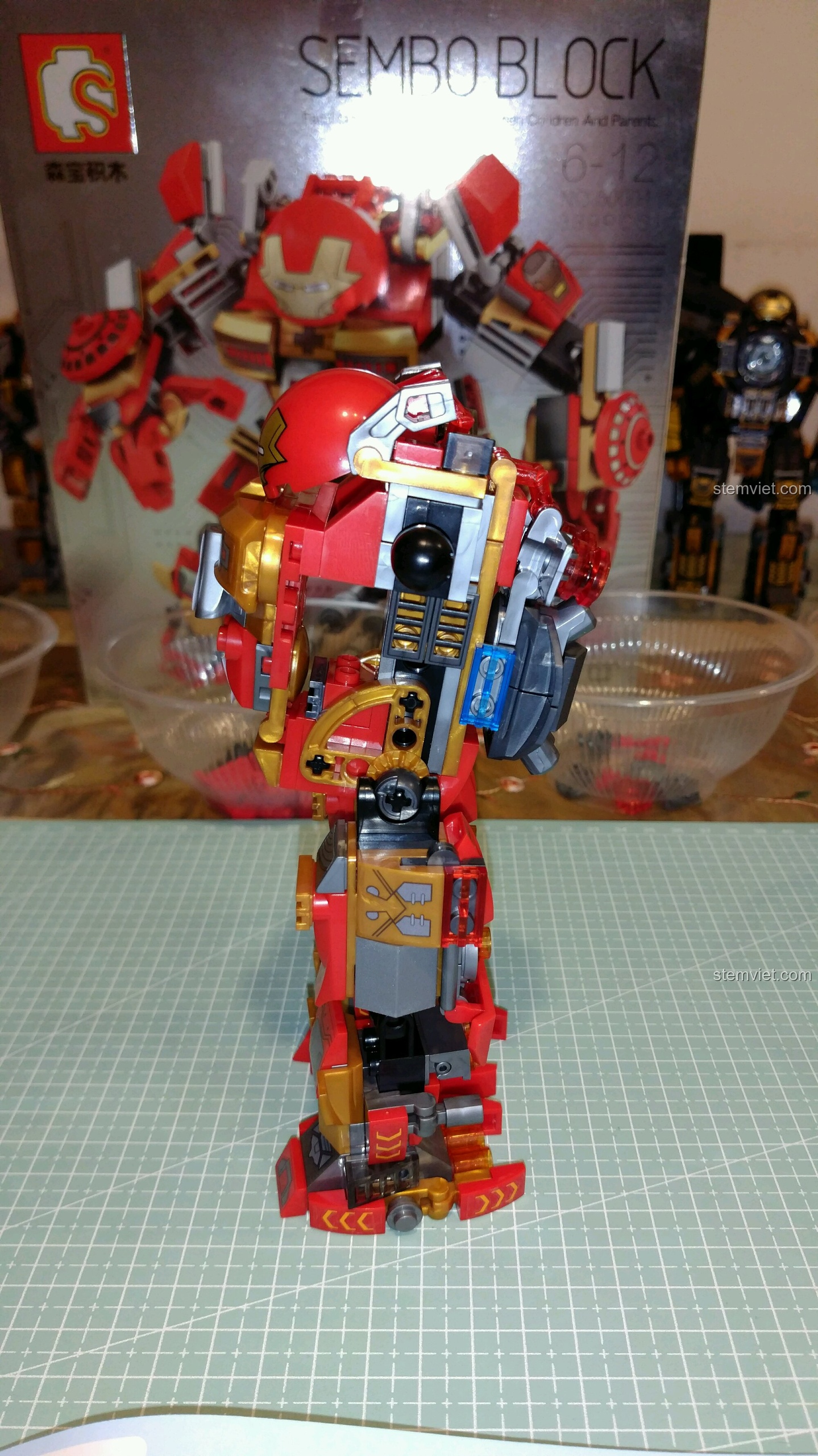 Mặt sau của mô hình Hulkbuster MK16 sau khi lắp chân, bộ lắp ráp Iron Man Mecha MK16 cho trẻ em 6+.