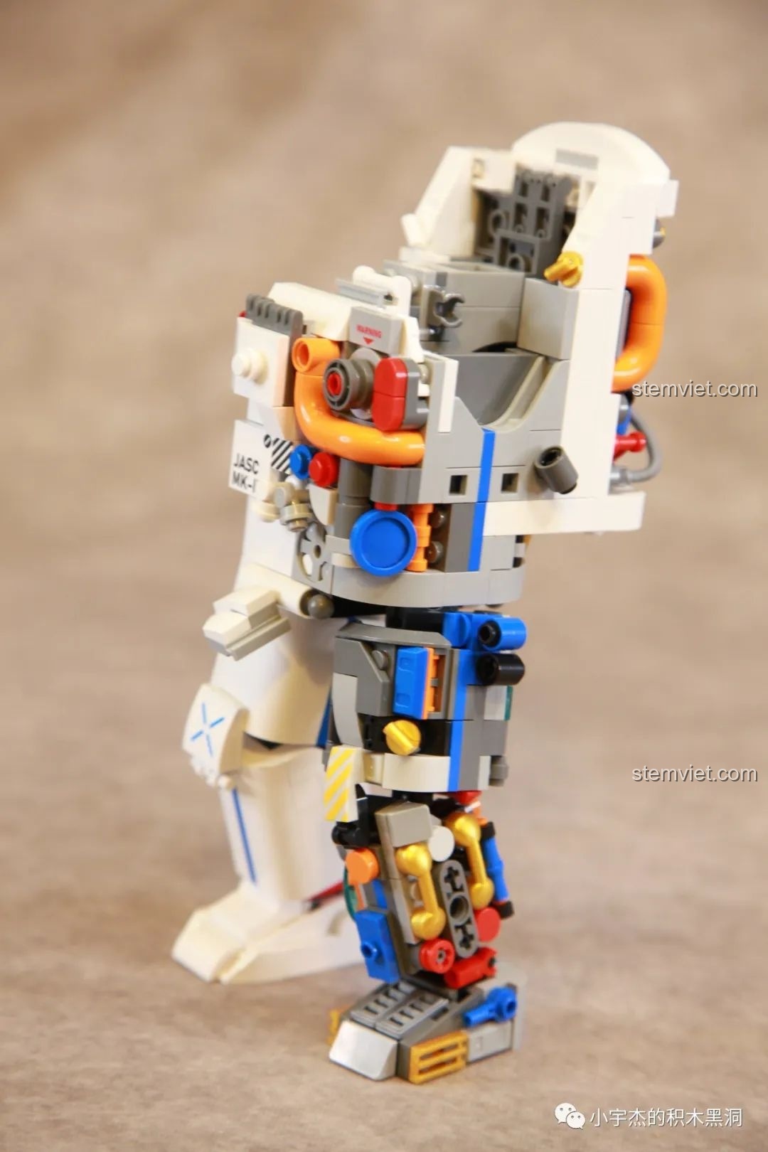 Mặt sau của mô hình Phi hành gia JK9106 với các chi tiết máy móc phức tạp và đẹp mắt.