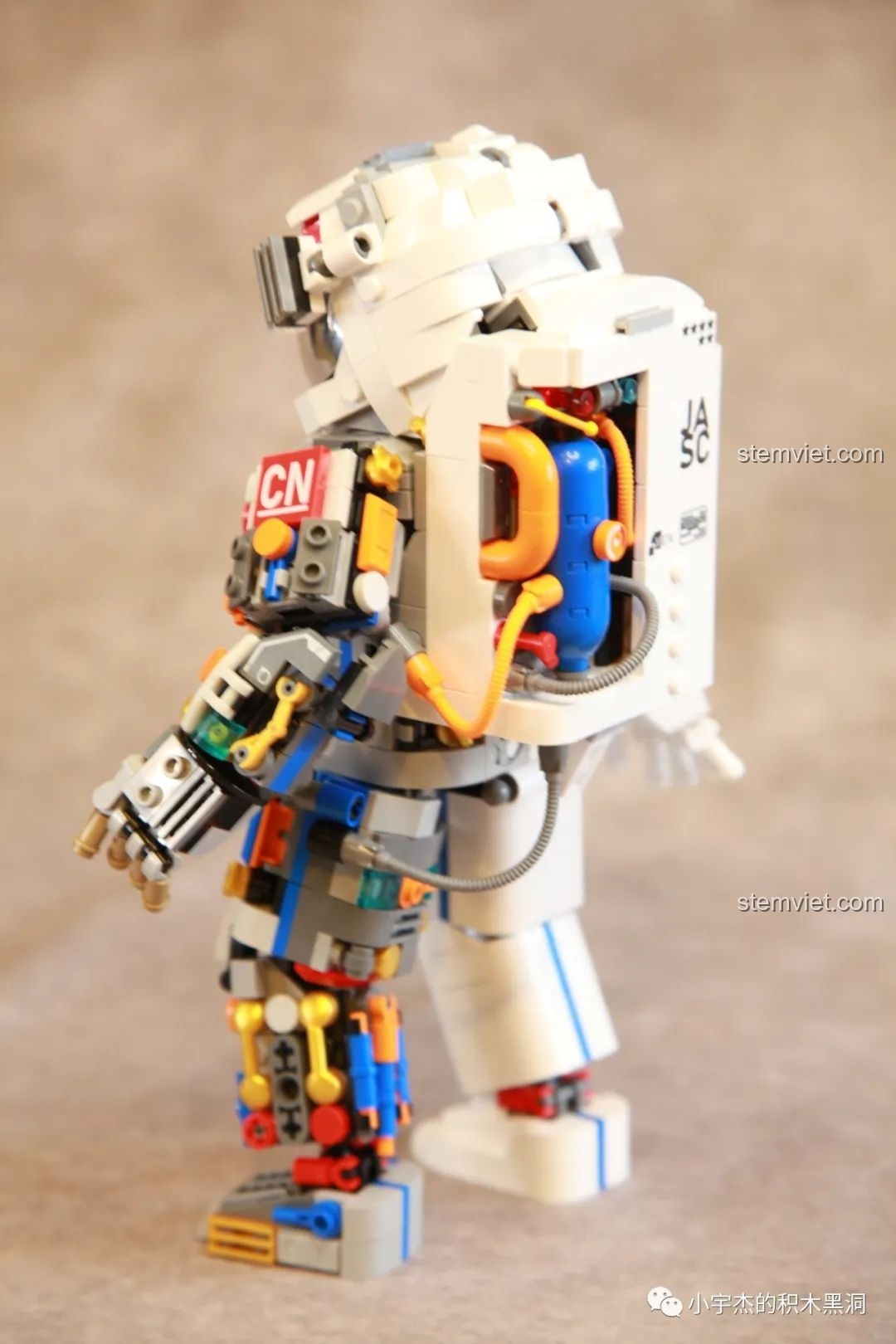 Mặt sau của mô hình Phi hành gia JK9106 hoàn chỉnh, chi tiết ba lô phản lực và máy móc.