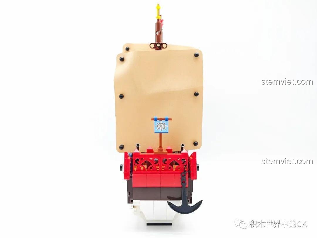 Mặt sau của mô hình JIESTAR 58001 Chiến Hạm Trung Hoa, nổi bật với chi tiết bánh lái và mỏ neo.