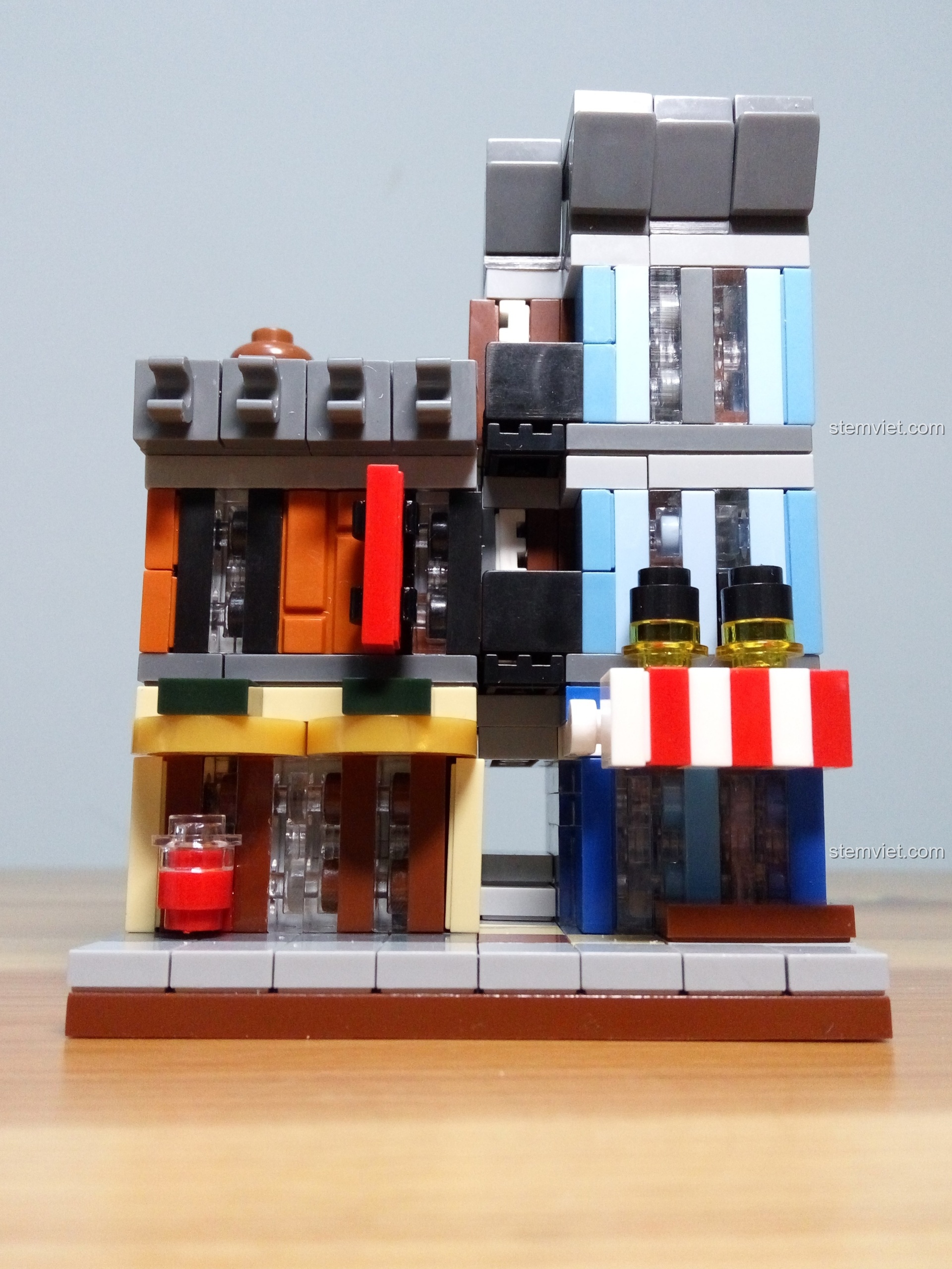 Mặt sau của mô hình Jisi 1115 hoàn chỉnh với các chi tiết chậu hoa. Nhận xét Jisi 1115 Văn phòng Thám tử mini.