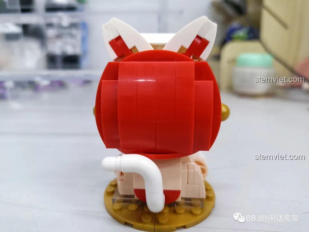 Mặt sau của mô hình Mèo Thần Tài 2053, cho thấy thiết kế tròn trịa và chiếc đuôi trắng đáng yêu.