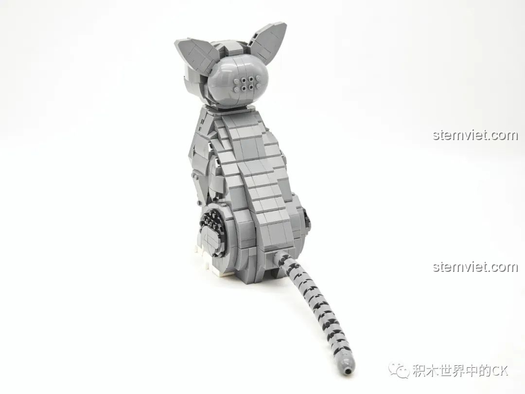 Mặt sau của mô hình mèo ZHEGAO DZ6118, cho thấy thiết kế lưng và đuôi được lắp ráp từ các khối mini block.