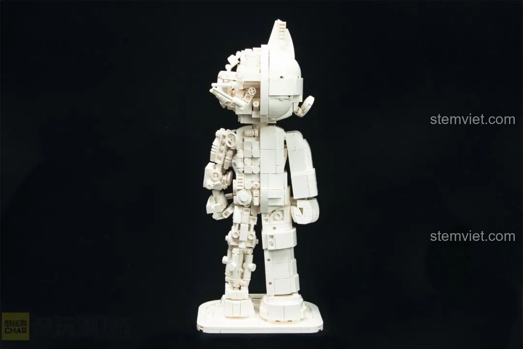 Mặt sau của mô hình Pantasy 86206 Astro Boy Artist, làm nổi bật cấu trúc xương cơ khí.