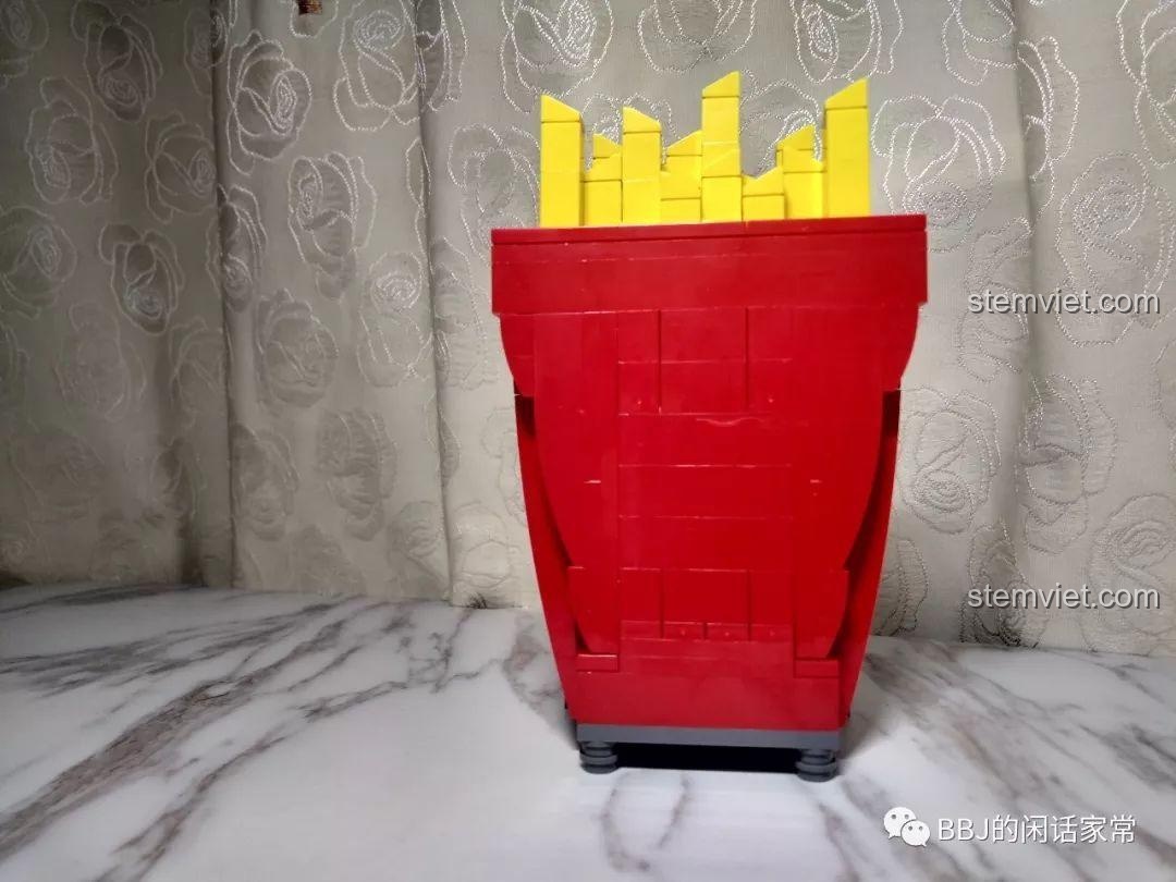 Mặt sau của bộ lắp ráp Sembo 601058, cho thấy thiết kế tổng thể của mô hình tiệm khoai tây chiên.