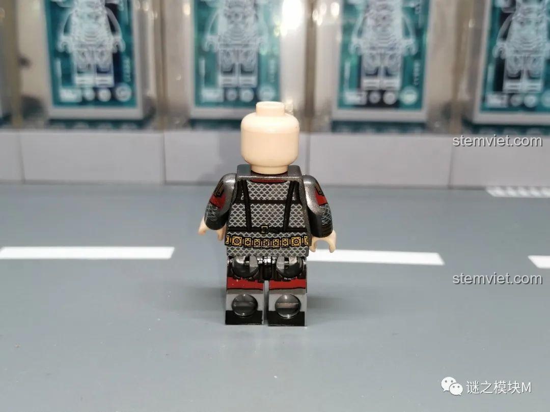 Mặt sau của minifigure người cầm cờ hiệu La Mã XINH, thể hiện chi tiết giáp. Đồ chơi nhân vật XINH X 316 giá hời.