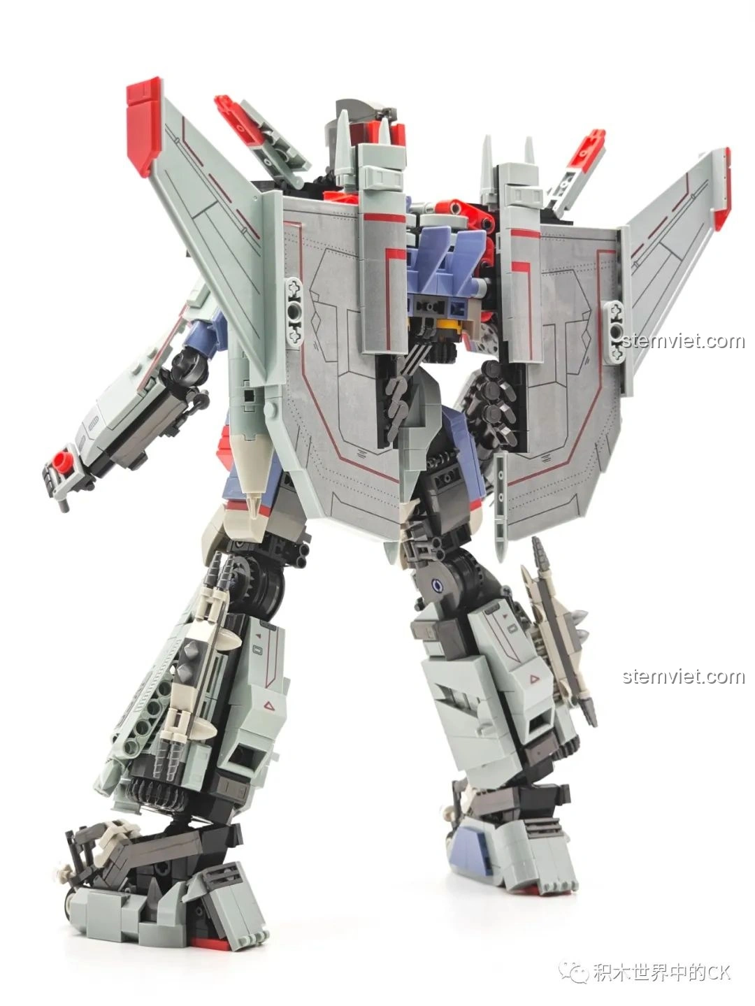 Mặt sau của mô hình Robot Biến Hình Blitzwing JIESTAR 58047, tập trung vào chi tiết cánh máy bay.