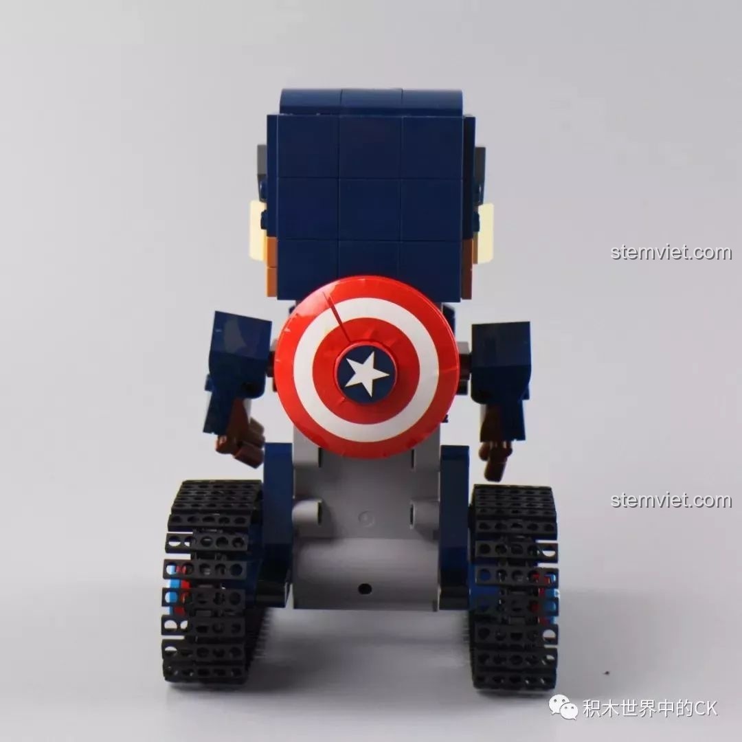 Mặt sau của mô hình Robot Captain America 13041 với chi tiết chiếc khiên Vibranium.