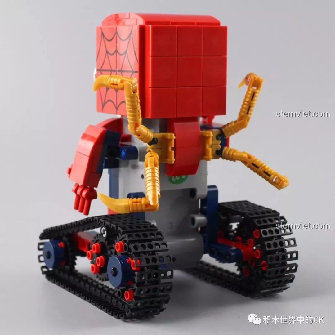 Mặt sau của mô hình Robot Spider-Man 13039 với chi tiết bốn càng máy móc màu vàng.