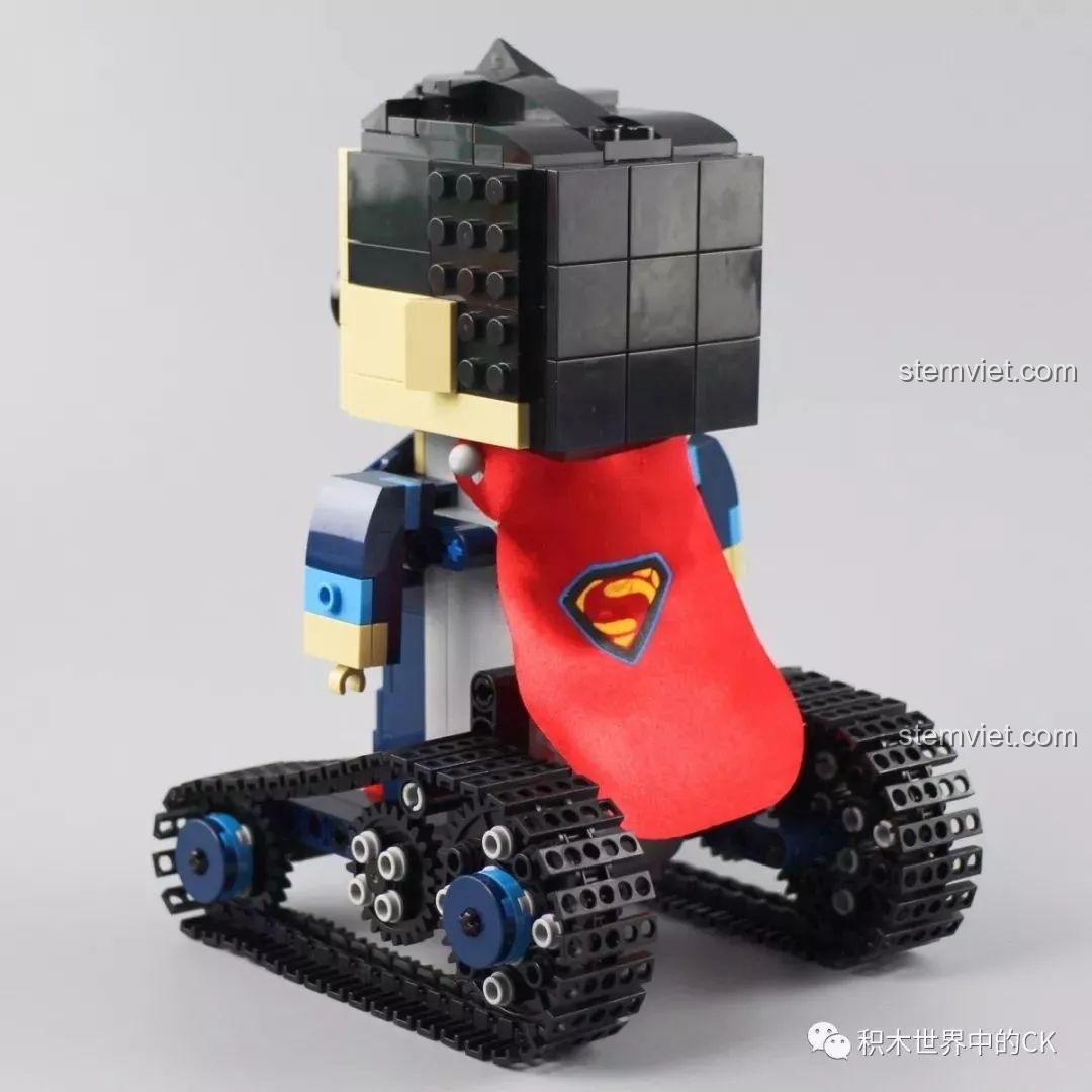 Mặt sau của mô hình Robot Superman 13040 với chi tiết áo choàng đỏ có logo chữ S.