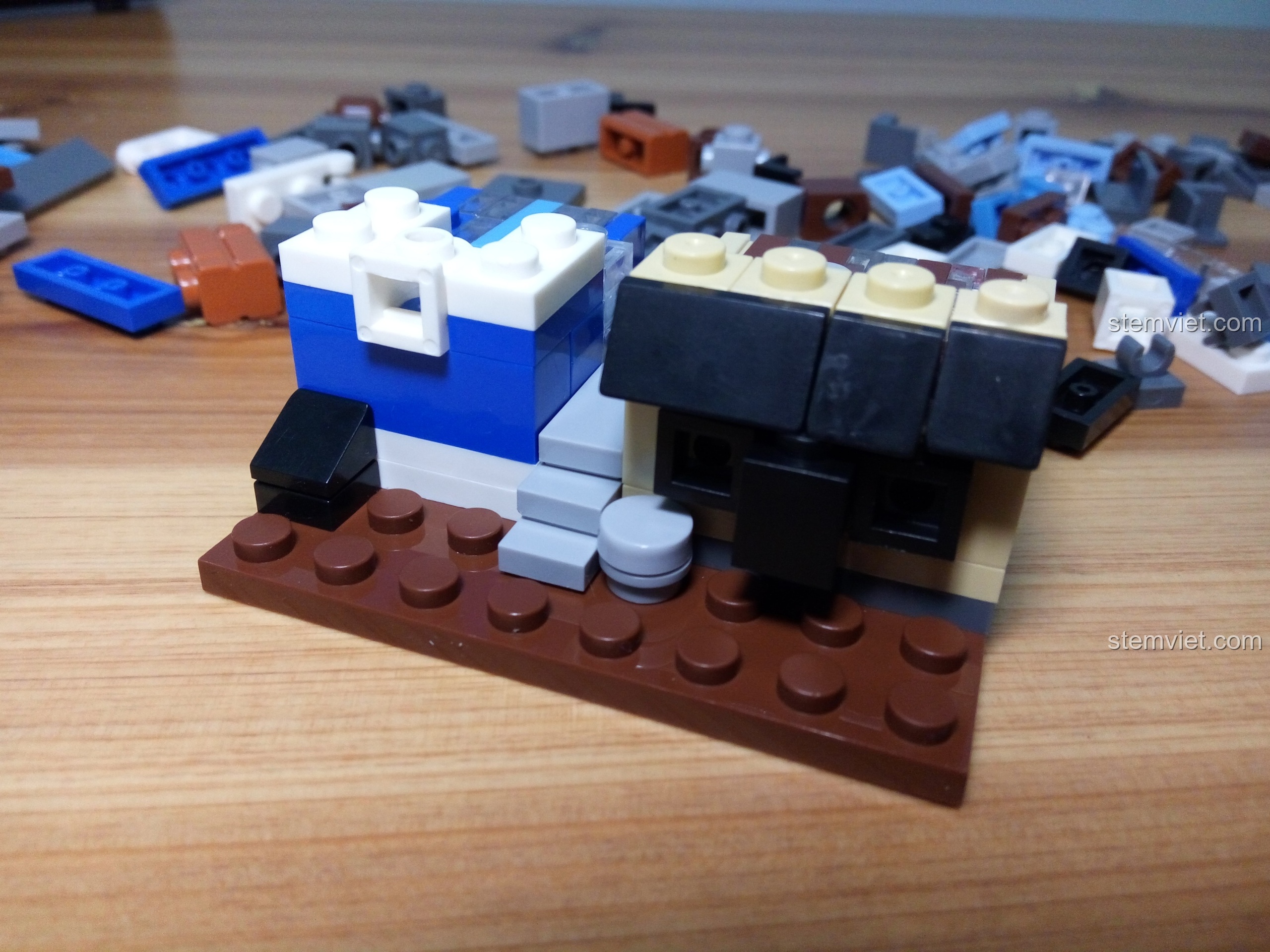 Mặt sau của tầng một mô hình Jisi 1115 với cầu thang và các chi tiết ẩn. Đánh giá Jisi 1115 Văn phòng Thám tử mini.