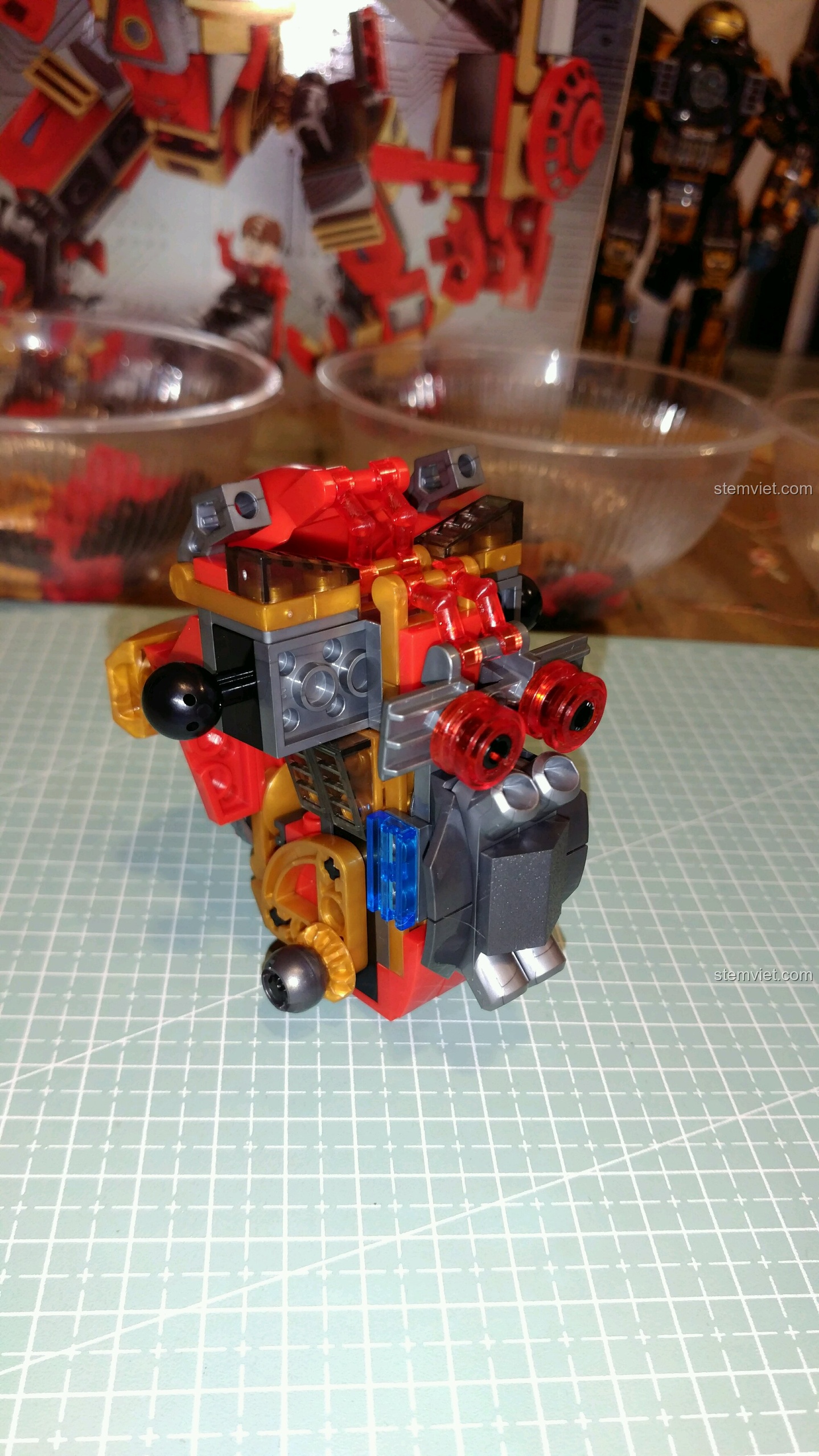 Mặt sau của thân trên sau khi gắn ba lô, bộ đồ chơi Người máy Hulkbuster MK16 cho bé trai 6+.