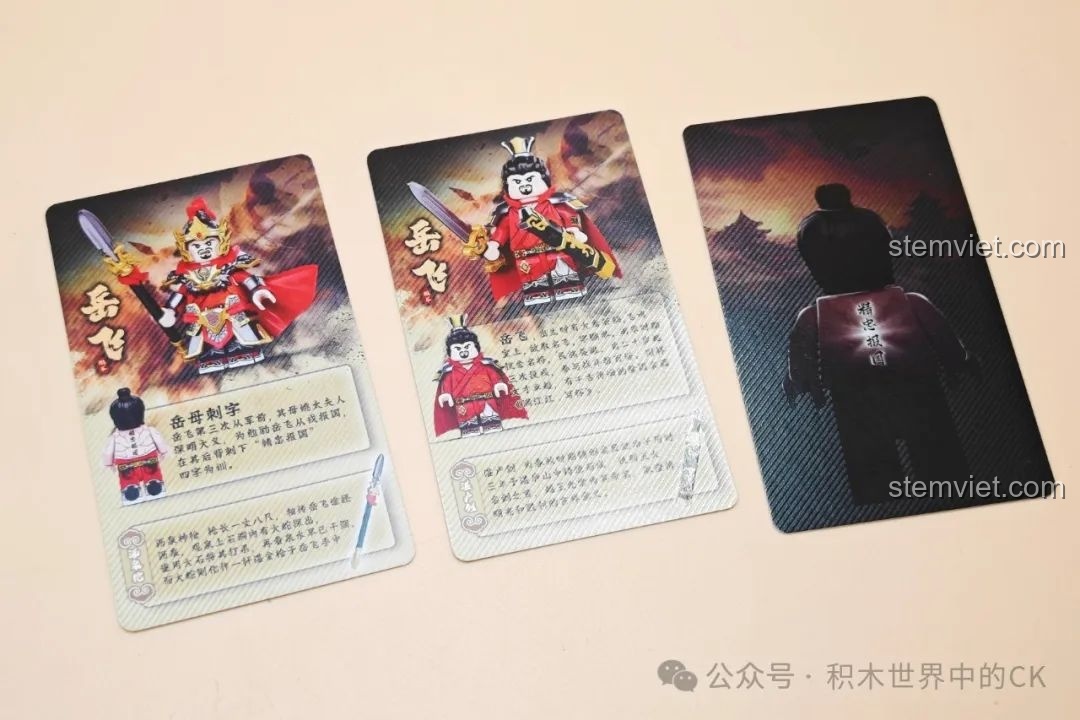 Mặt sau của các thẻ bài sưu tầm, chứa thông tin về nhân vật Nhạc Phi và bài thơ 'Mãn giang hồng', tăng thêm giá trị cho sản phẩm.