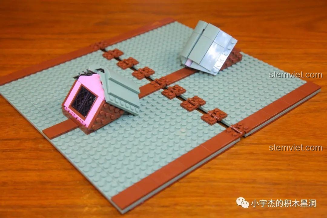 Mặt sau của Tòa nhà trong Hẻm Xéo Mould King, cho thấy vị trí giấu dây đèn và hộp pin.