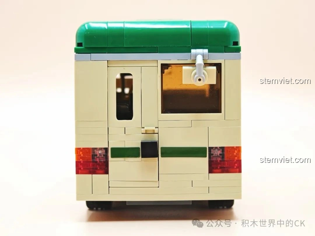 Mặt sau của mô hình ZheGao 991013 Xe Buýt Cổ Điển Hồng Kông, với cửa và đèn hậu rõ nét.