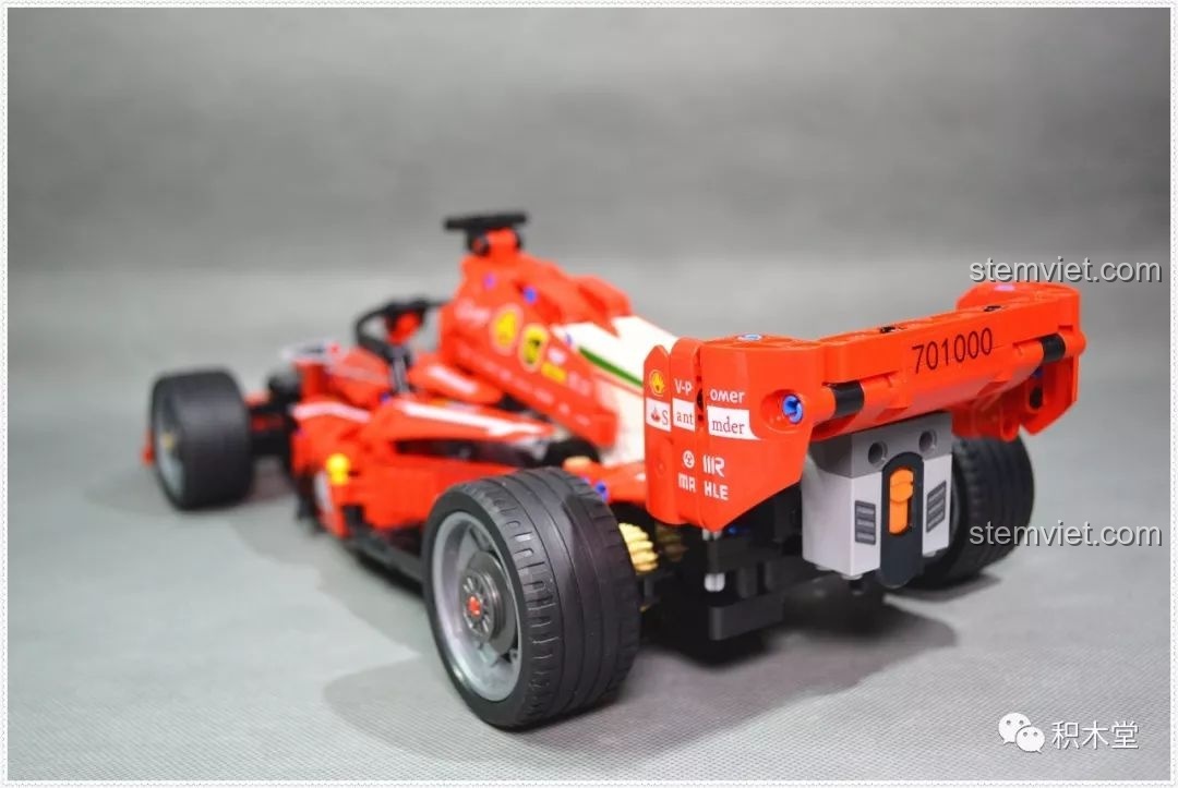 Mặt sau của mô hình Sembo FRR-F1, nổi bật với cánh gió lớn và chi tiết động cơ.