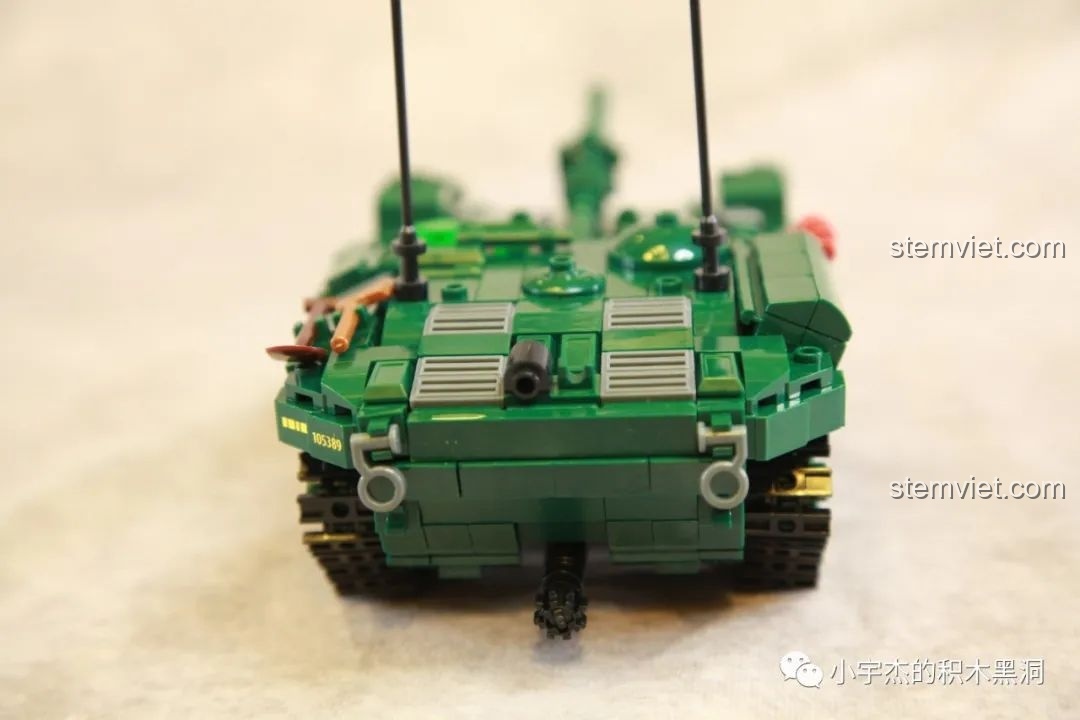 Mặt sau của đồ chơi mô hình Xe tăng không tháp pháo, cho thấy các chi tiết ống xả và phần đuôi xe được thiết kế tỉ mỉ.