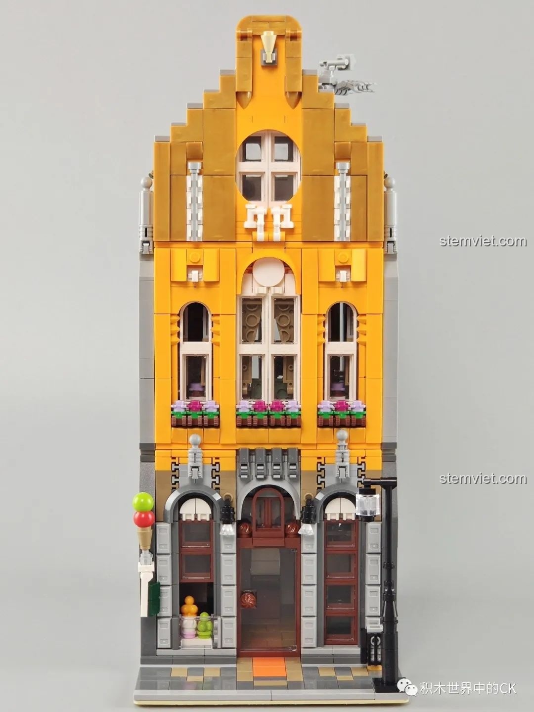 Mặt tiền của mô hình Leier 10003 Cửa Hàng Kem, với các chi tiết cửa sổ, ban công hoa và biển hiệu tinh xảo.