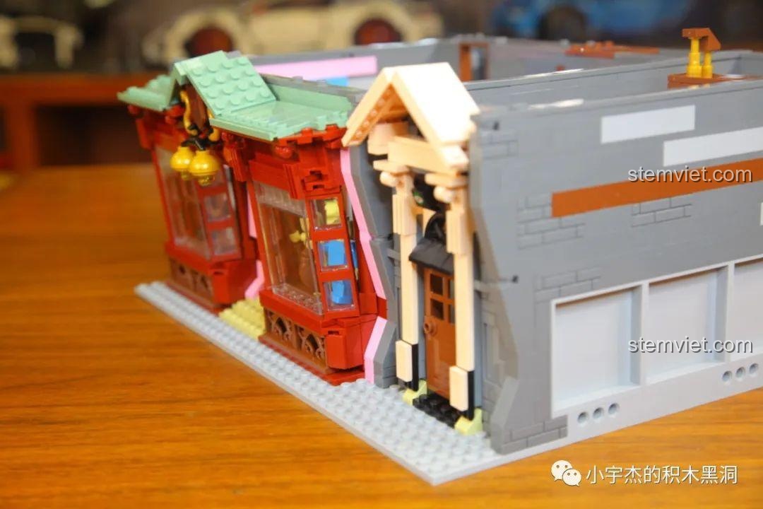 Mặt tiền tầng 1 của Cửa hàng phép thuật 16039 đang được lắp ráp với hai cửa sổ lớn màu đỏ.