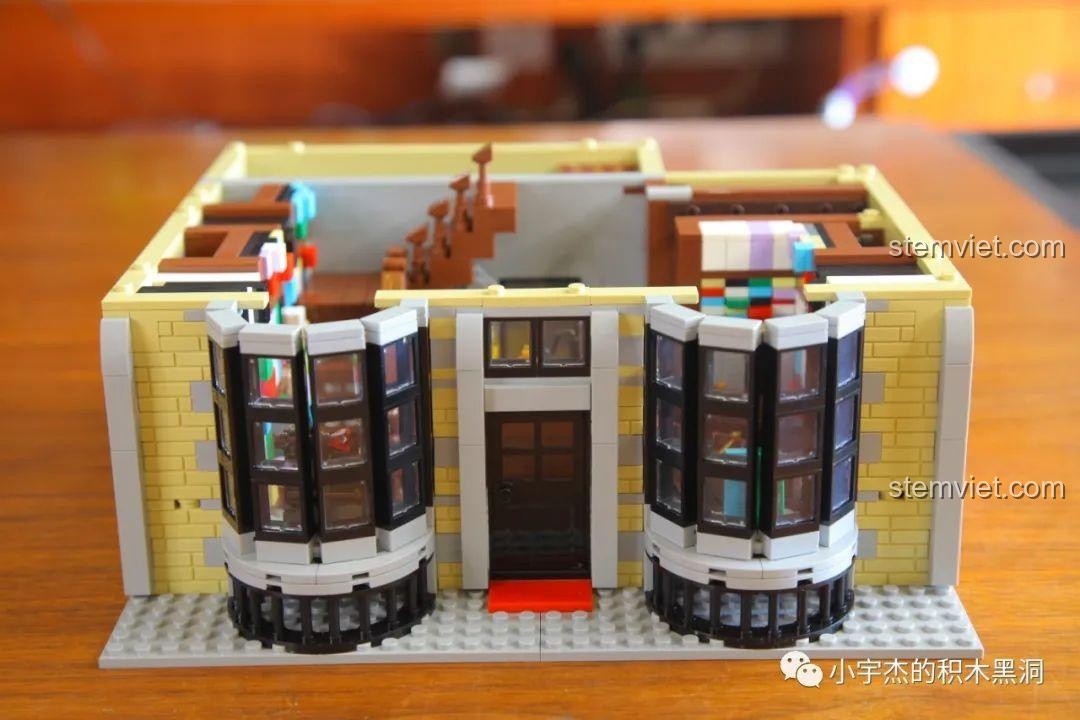 Mặt tiền tầng 1 của Cửa hàng Đũa phép Ollivanders 16038 với cửa sổ vòm.