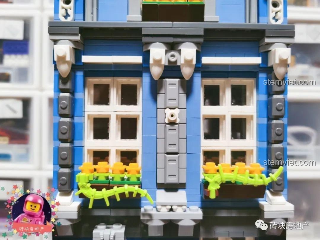 Cận cảnh mặt tiền tầng hai của bộ Leier 10004 Tòa nhà Hiệu Thuốc Cổ Điển với cửa sổ và chậu hoa trang trí.