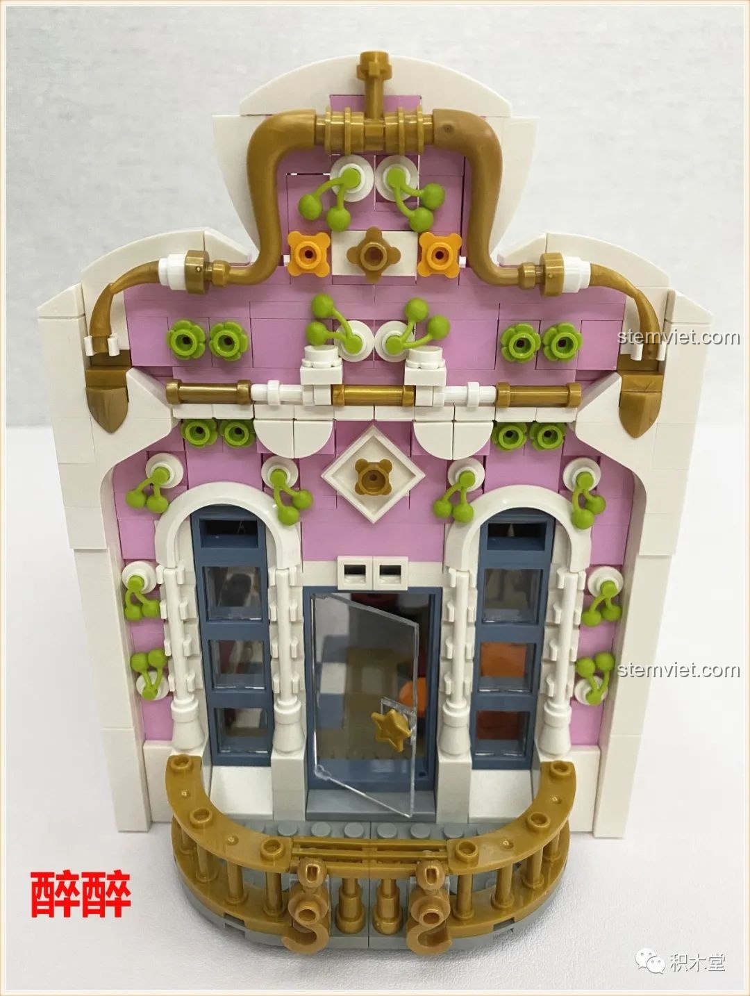 Mặt tiền tầng hai của Mô hình nhà phố màu hồng 10010 với sự kết hợp màu sắc độc đáo.