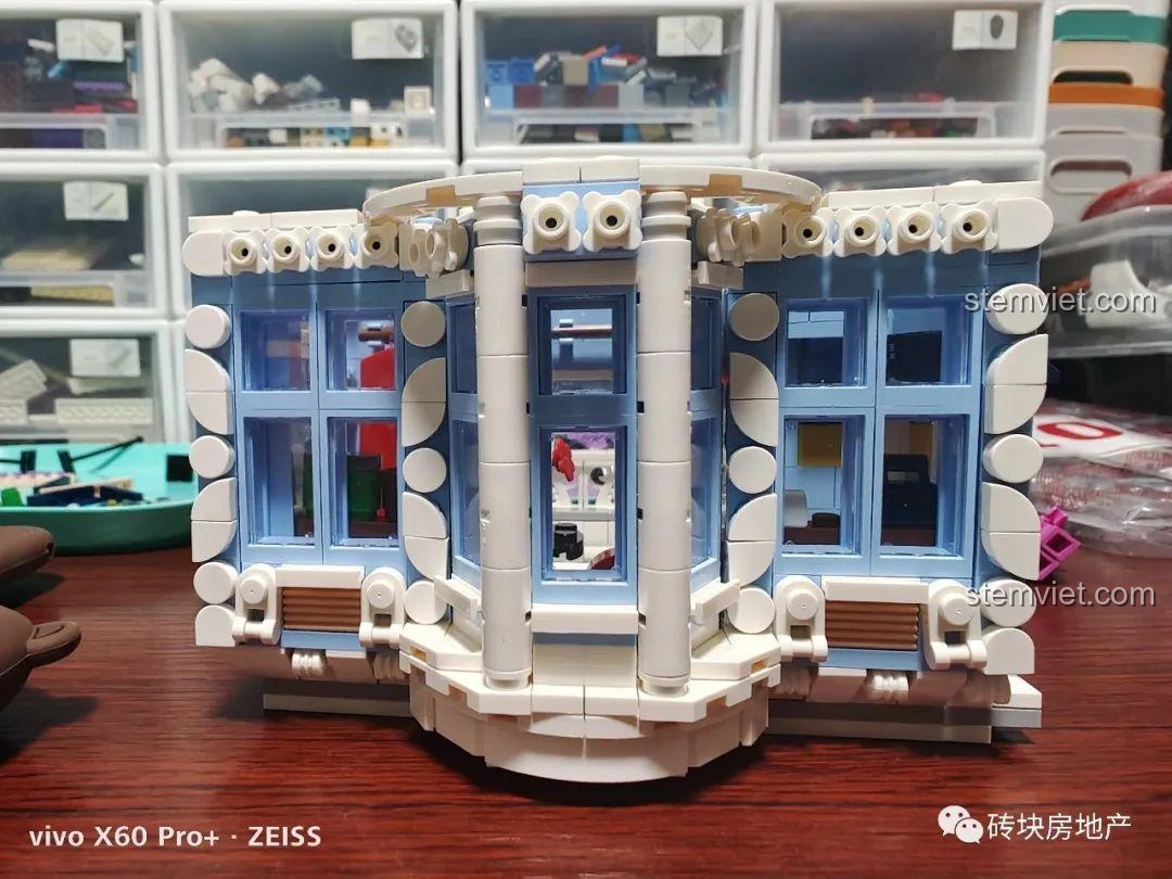 Mặt tiền tầng thượng của bộ Mould King 16004 với kiến trúc cửa sổ vòm và cột trắng tinh tế.