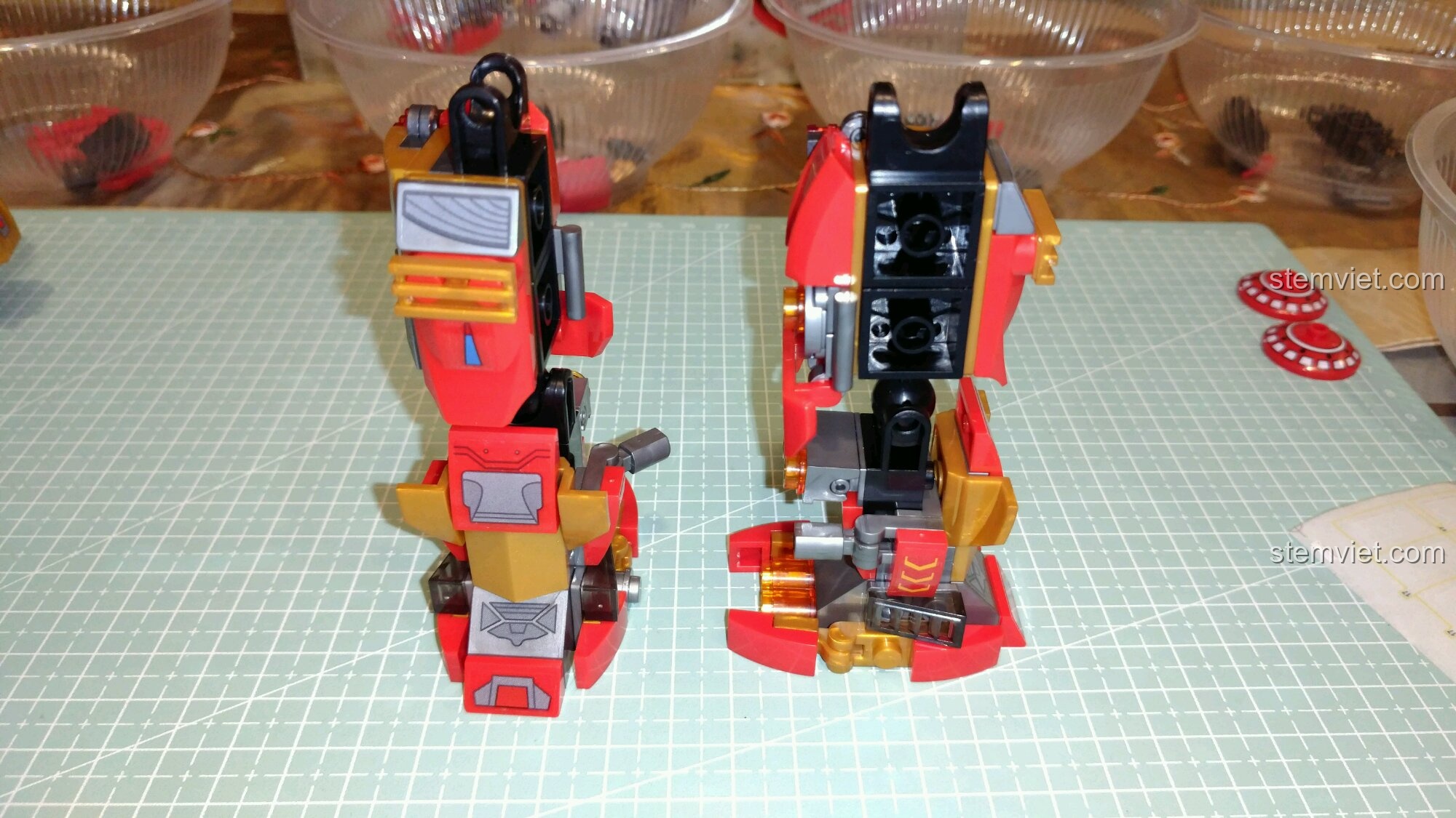 Mặt trong của đùi bộ đồ chơi Người máy Hulkbuster MK16 cho bé trai 6+, thiết kế còn hơi trống trải.