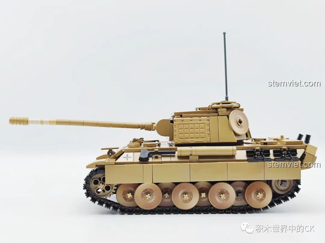 Mô hình xe tăng Panther V C61073 nhìn từ phía trước, khoe trọn phần giáp và nòng pháo.