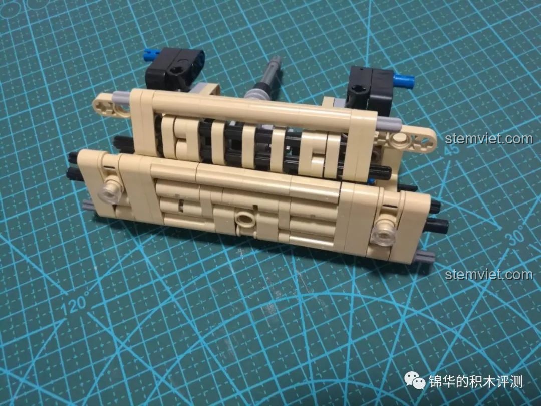Mặt trước của xe bọc thép Marauder đang trong quá trình lắp ráp, cảm nhận Mould King 13131.