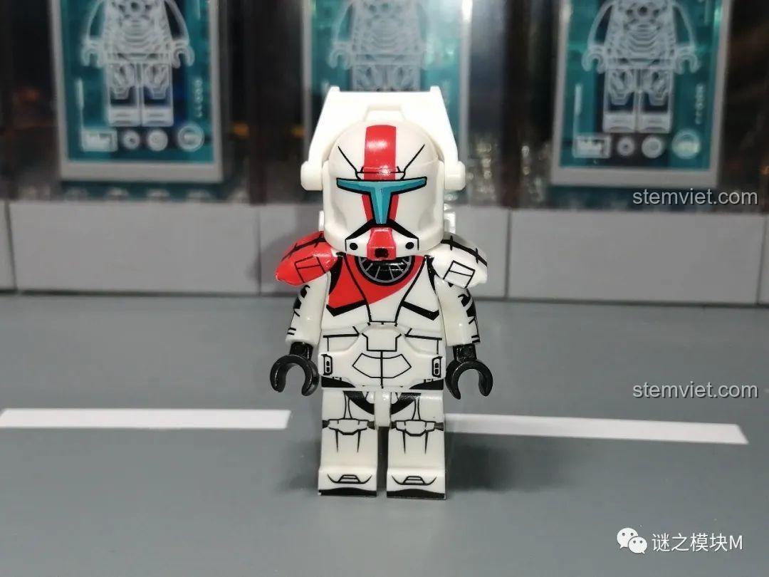 Mặt trước của Đội trưởng Commando Đỏ, làm nổi bật các chi tiết màu đỏ trên giáp và mũ, thể hiện cấp bậc chỉ huy.