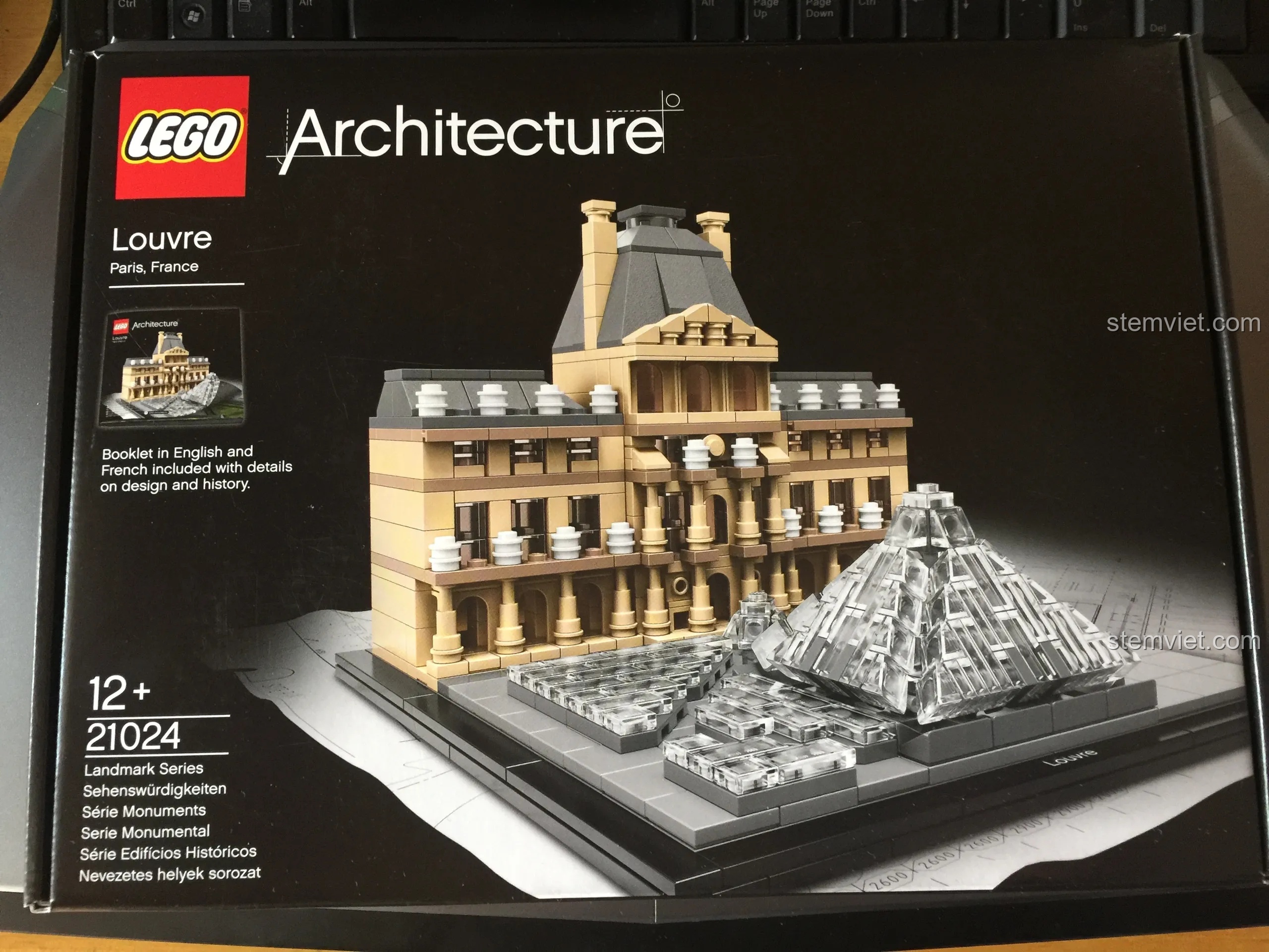 Mặt trước hộp LEGO Architecture 21024 Louvre, thể hiện hình ảnh mô hình hoàn chỉnh của bảo tàng và kim tự tháp kính.