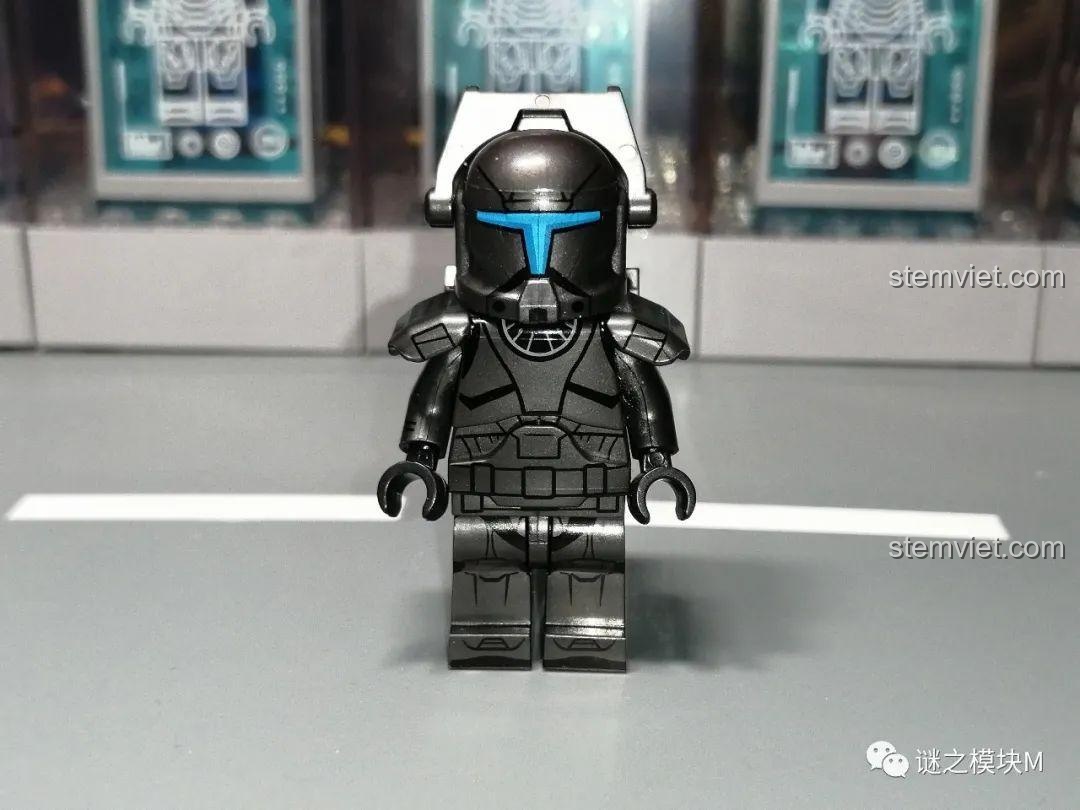 Mặt trước của Lính Commando Đen, làm nổi bật sự tương phản giữa bộ giáp đen và kính ngắm màu xanh.