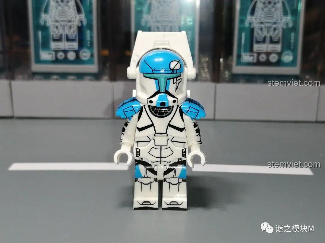 Mặt trước của Lính Commando Xanh dương XP-372, dù bị lỗi nhưng vẫn cho thấy thiết kế màu sắc bắt mắt.